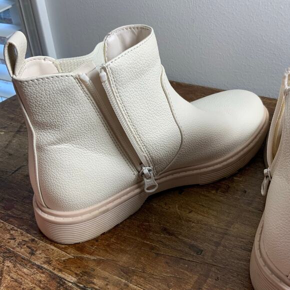 Cat & Jack Girls booties size 4 - Picture 5 of 7